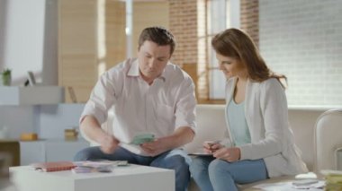 Euro, mutlu sayma başarılı zengin adam evli çift sarılma