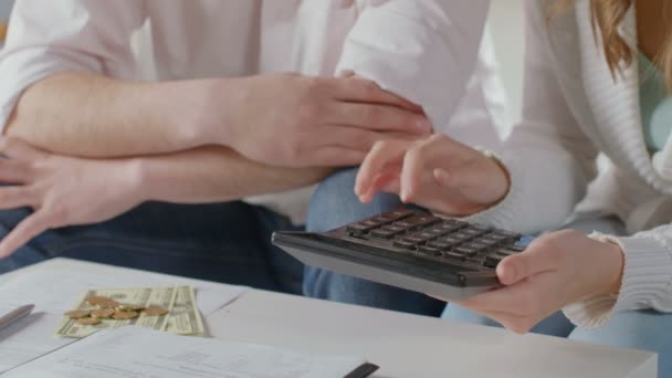 Frau und Mann berechnen Familienbudget, geringes Gehalt, kein Geld — Stockvideo