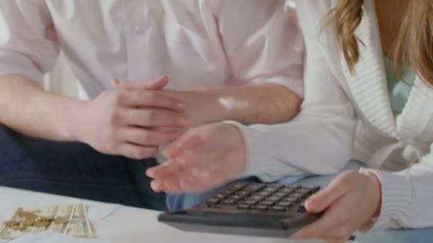 Couple de la classe moyenne calculant les paiements mensuels, budget familial — Video