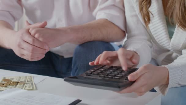 電卓、家族の予算を計画のカップルを使用して女性の手 — ストック動画