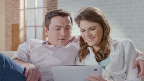 Paret tittar på bilder på tablett, välja objekt i webbshop — Stockvideo
