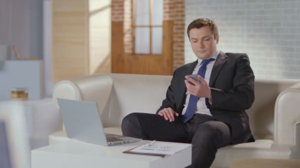 Business analist kiesnummer, maken telefoontje luxe office — Stockvideo