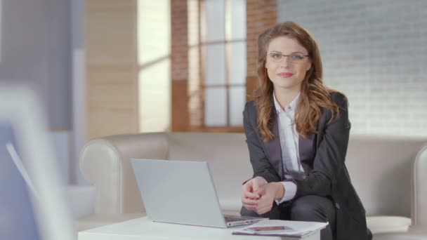 Hermosa mujer de negocios, trabajador de oficina sonríe bastante para la cámara — Vídeos de Stock