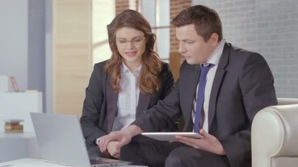 クライアントで、高価なオフィス作業の女性公証人弁護士 — ストック動画