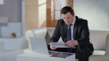 Office, web konferans laptop gazetelerde kontrol işadamı