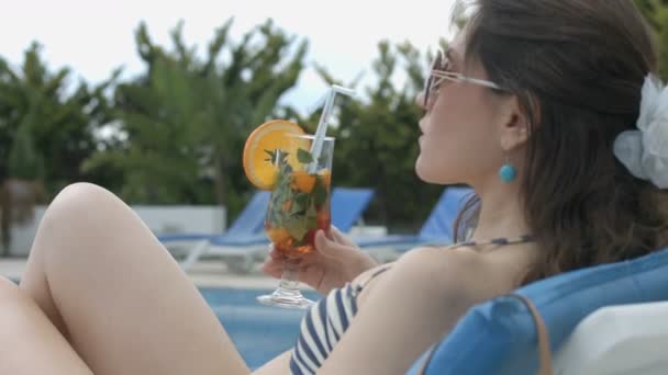 Donna sexy bere cocktail fresco vicino alla piscina, vacanza — Video Stock