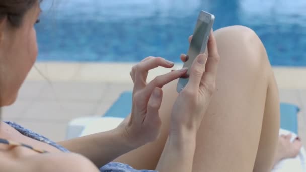 Szczęśliwa młoda kobieta na czacie na smartphone, plaża, z bliska — Wideo stockowe