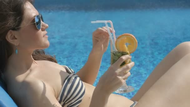 Het brud dricka cocktail nära poolen, leende, retas — Stockvideo