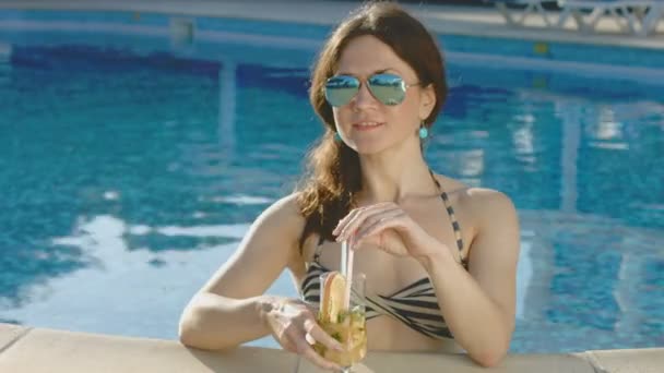 Ελκυστική γυναίκα πίνοντας κοκτέιλ, χαλαρώνοντας στην πισίνα. Διακοπές — Αρχείο Βίντεο