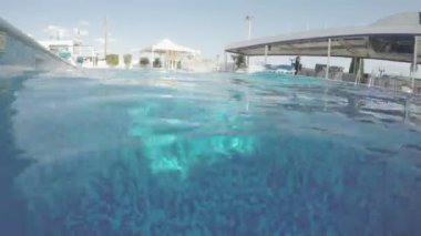 Sualtı Yüzme, tatile havuzda eğleniyor genç adam