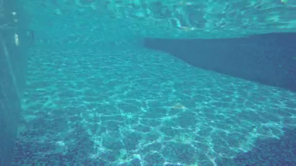 Un tipo zambulléndose en la piscina, nadando bajo el agua. Vacaciones de verano — Vídeo de stock