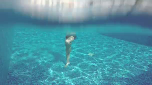 Lustiger Mann macht verrückte Tanzbewegungen unter Wasser, Schwimmbad — Stockvideo