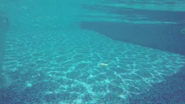 Luz solar reflejando en el fondo de la piscina, tiro bajo el agua — Vídeo de stock