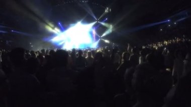 Heyecanlı kadın müzik dans. Siluetleri fanzone insan. Sahne Alanı'nda göster