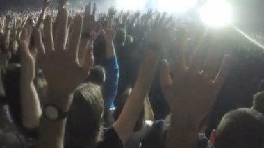 Binlerce genç insanın konserde el sallayarak. Rock Idol zevk hayranlarını