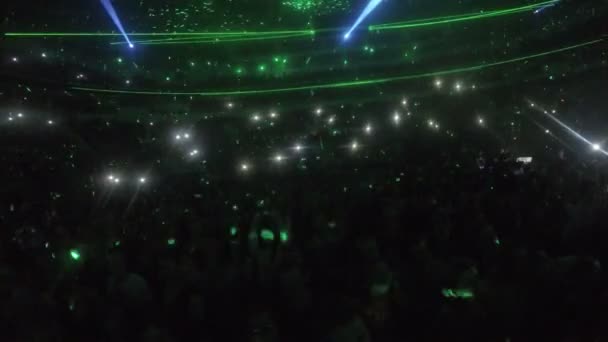 Fãs desfrutando de fantásticos efeitos de luz, incrível show de iluminação na sala de concertos — Vídeo de Stock