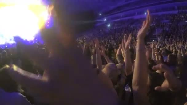 Många människor viftande händer, stödja sångare uppträder på populära TV-talangjakten — Stockvideo