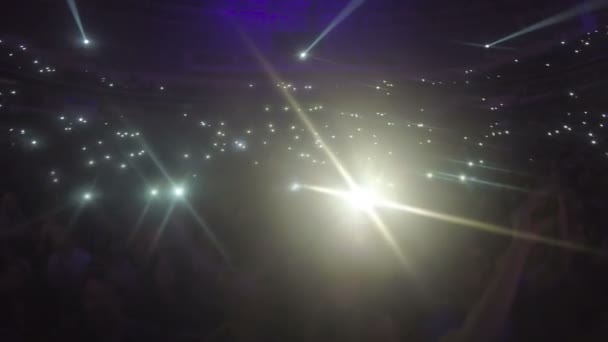 人们挥舞着手机，灯光，以纪念悲剧的受害者的人群 — 图库视频影像