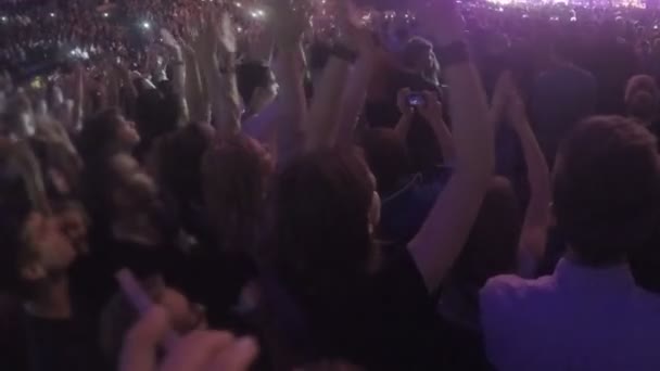 Gemenskap av människor njuter av konserten atmosfär. Applåder till populära sångare — Stockvideo