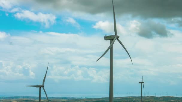 Moderne windturbines draaien in stormachtige weer. Nieuwe alternatieve energiebron — Stockvideo