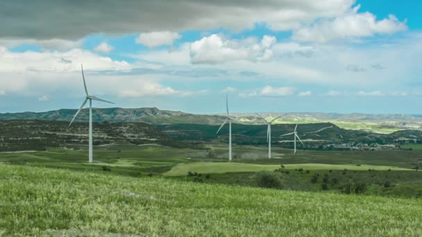 Hermoso campo verde con turbinas de viento girando. Fuente de energía renovable — Vídeo de stock