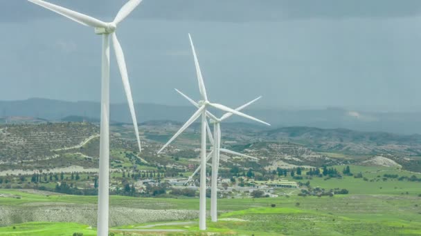 Parque eólico en zona rural. Turbinas eólicas en campo verde girando bajo el cielo tormentoso — Vídeo de stock