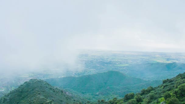 Stormachtige weer in de bergen. Prachtig uitzicht op de groene heuvels bedekt met mist — Stockvideo