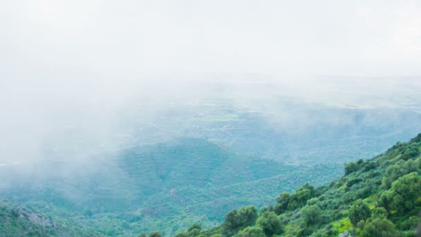 Brume couvrant les sommets montagneux. Réchauffement climatique, changement climatique. Prévisions météorologiques 