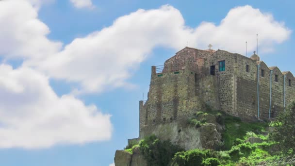 Oude klooster op de top van berg. Time-lapse van wolken over kerk in de hemel beweegt — Stockvideo
