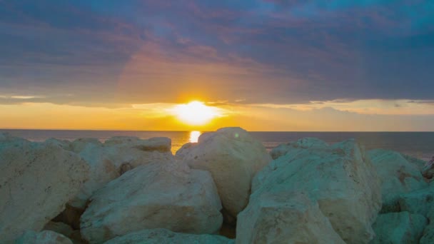 Zeitraffer eines fantastischen Sonnenaufgangs über dem Meer. weiße Steine an der Küste. Luxus-Resort — Stockvideo