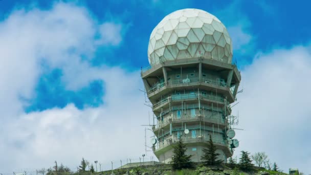 Timelapse de nubes moviéndose en el cielo azul sobre el moderno laboratorio de exploración espacial — Vídeos de Stock