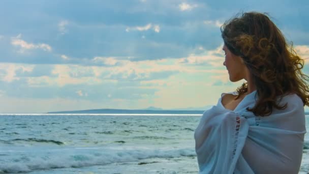 Красивая юная леди на пляже смотрит на горизонт, думает о любви, романтике — стоковое видео