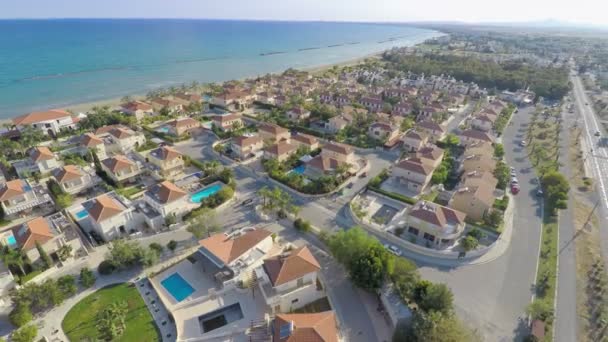 Luchtfoto van luxe cottages langs de kustlijn. Bovenaanzicht van prachtig zeegezicht — Stockvideo