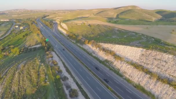 Car travel on vacation. Aerial shot of amazing green landscape, road traffic — Stock Video