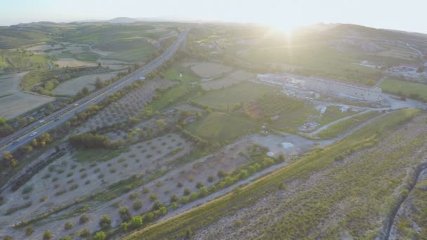 Aerial pan av anläggningen i landsbygden. Fantastiska gröna landskapet. Odlade fält — Stockvideo
