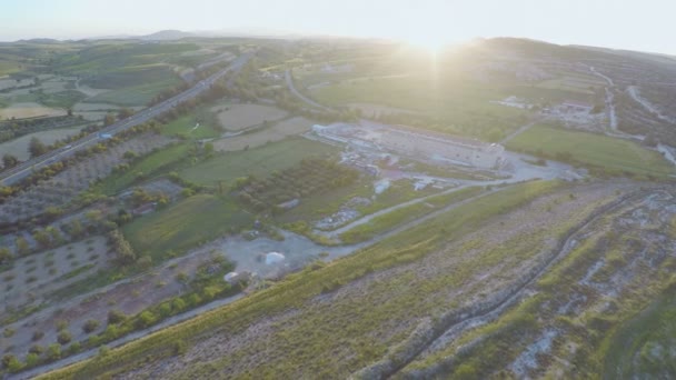 Top zicht op vruchten tuinen, bijsnijden velden, verbazingwekkend groen landschap. Luchtfoto panorama — Stockvideo