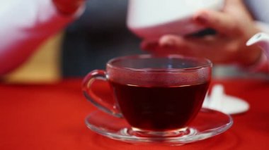 Akşam çay töreni. Kadehte Şeker koymayı kız. Evde rahatlatıcı zaman