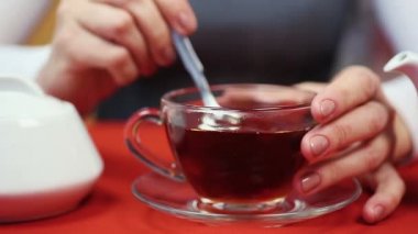 Kişi rahat olan. Kadın şeker Kupası'nda karıştırma. İş yerinde rahat insan