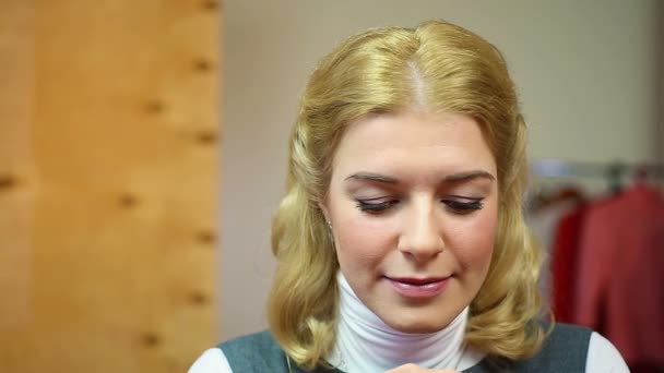 Дівчина чує добрі новини. Задоволена красива блондинка п'є чай вдома — стокове відео