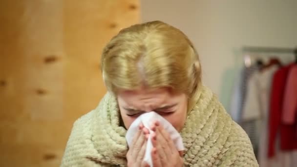 Niesende blonde Frau zu Hause. Medizin und Gesundheitswesen, Allergien und Erkältungen — Stockvideo