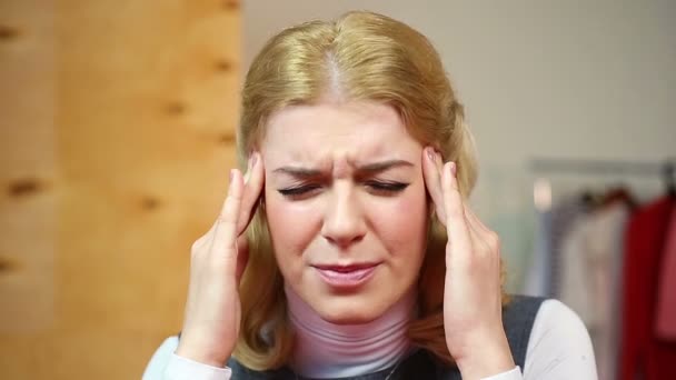 Blonde lijden aan hoofdpijn. Mooie huisvrouw met sterke pijn. Gezondheid — Stockvideo