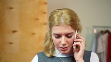 Güzel üzgün kadın cep telefonu ve işitme kötü haber, depresyon üzerinde söz