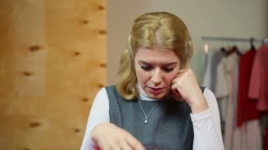 Kırmızı şarap içme problemleri, yorgun üzgün bir kadın. Depresyon ve anksiyete
