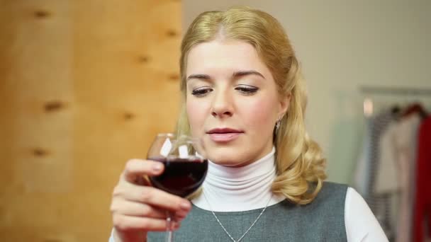 Mujer sommelier degustación y evaluación de vino tinto. Beber alcohol femenino — Vídeos de Stock