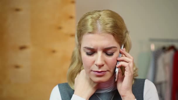 Человек, который слышит плохие новости. Блондинка разговаривает по смартфону и ей грустно. — стоковое видео