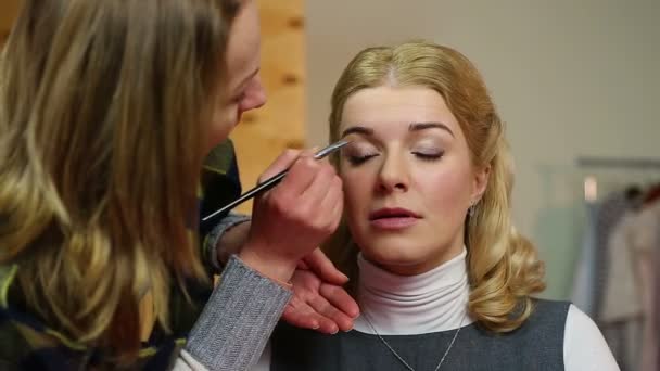 Skicklig konstnär tillämpa makeup, kvinnliga nyhetsankare redo för showen — Stockvideo