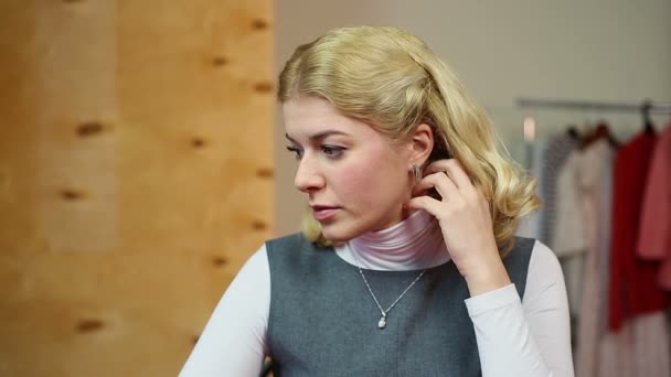 Blond kvinna med problem, dricka massor av rött vin, skilsmässa, depression — Stockvideo