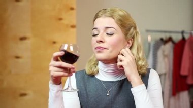 Evde oturan ve kırmızı şarap, alkol bağımlılığı, yalnızlık içme sarhoş kadın