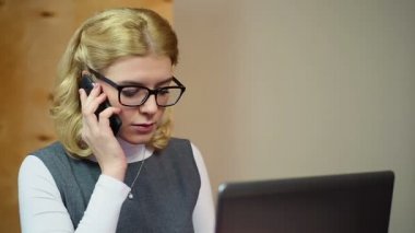 Ýþlemi ve dizüstü bilgisayarda çalışma organize Sekreter. Ofis çalışanı