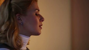 Rahat işkadını bitirme bilgisayar iş ofis ve içki şarap